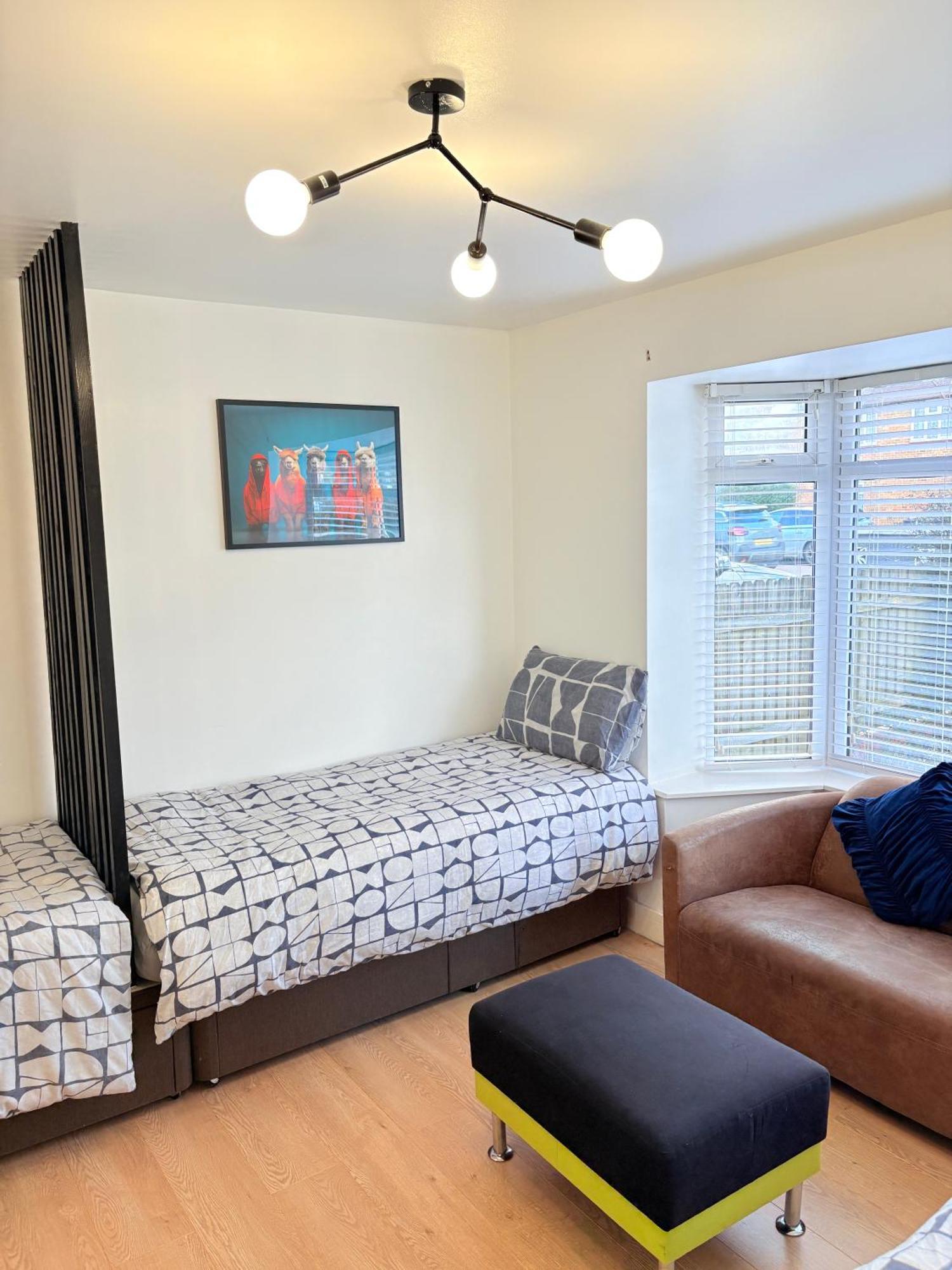 Luton Lodge - Newly Renovated Ideal For Short Stay, Close To Airport Train Station, Free Parking Off Street , Luxury Comfort In Low Price Kültér fotó