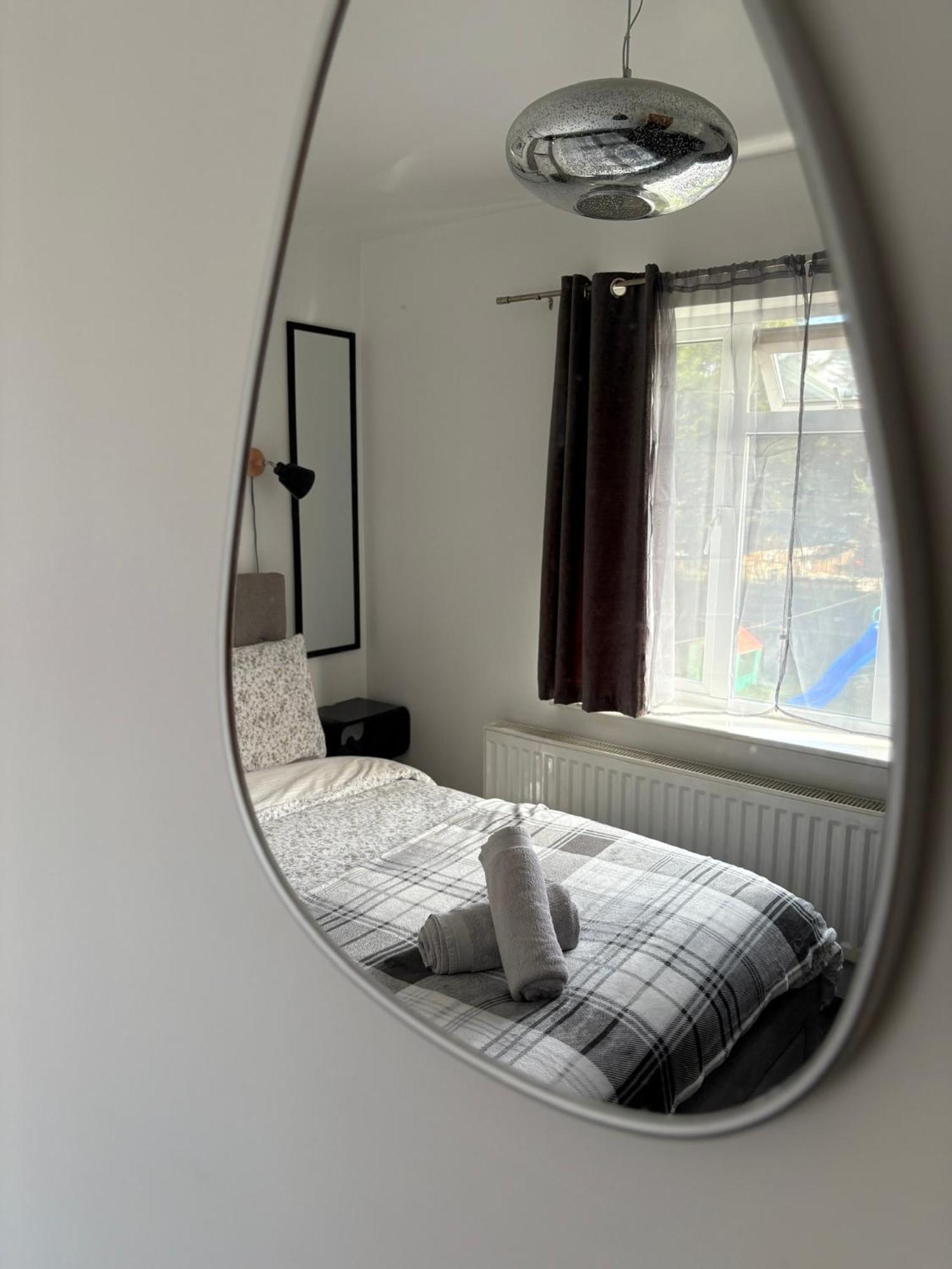 Luton Lodge - Newly Renovated Ideal For Short Stay, Close To Airport Train Station, Free Parking Off Street , Luxury Comfort In Low Price Kültér fotó