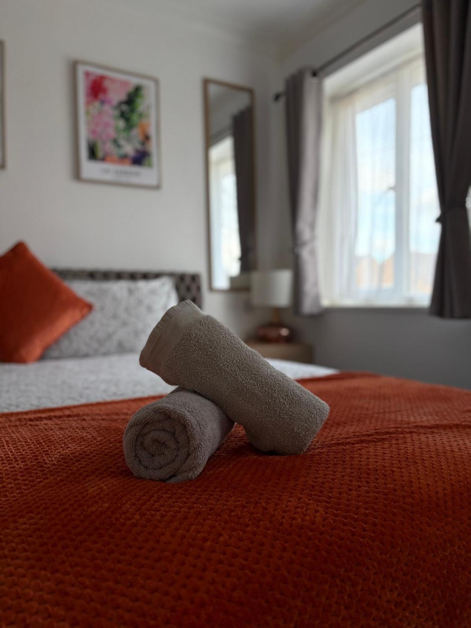 Luton Lodge - Newly Renovated Ideal For Short Stay, Close To Airport Train Station, Free Parking Off Street , Luxury Comfort In Low Price Kültér fotó